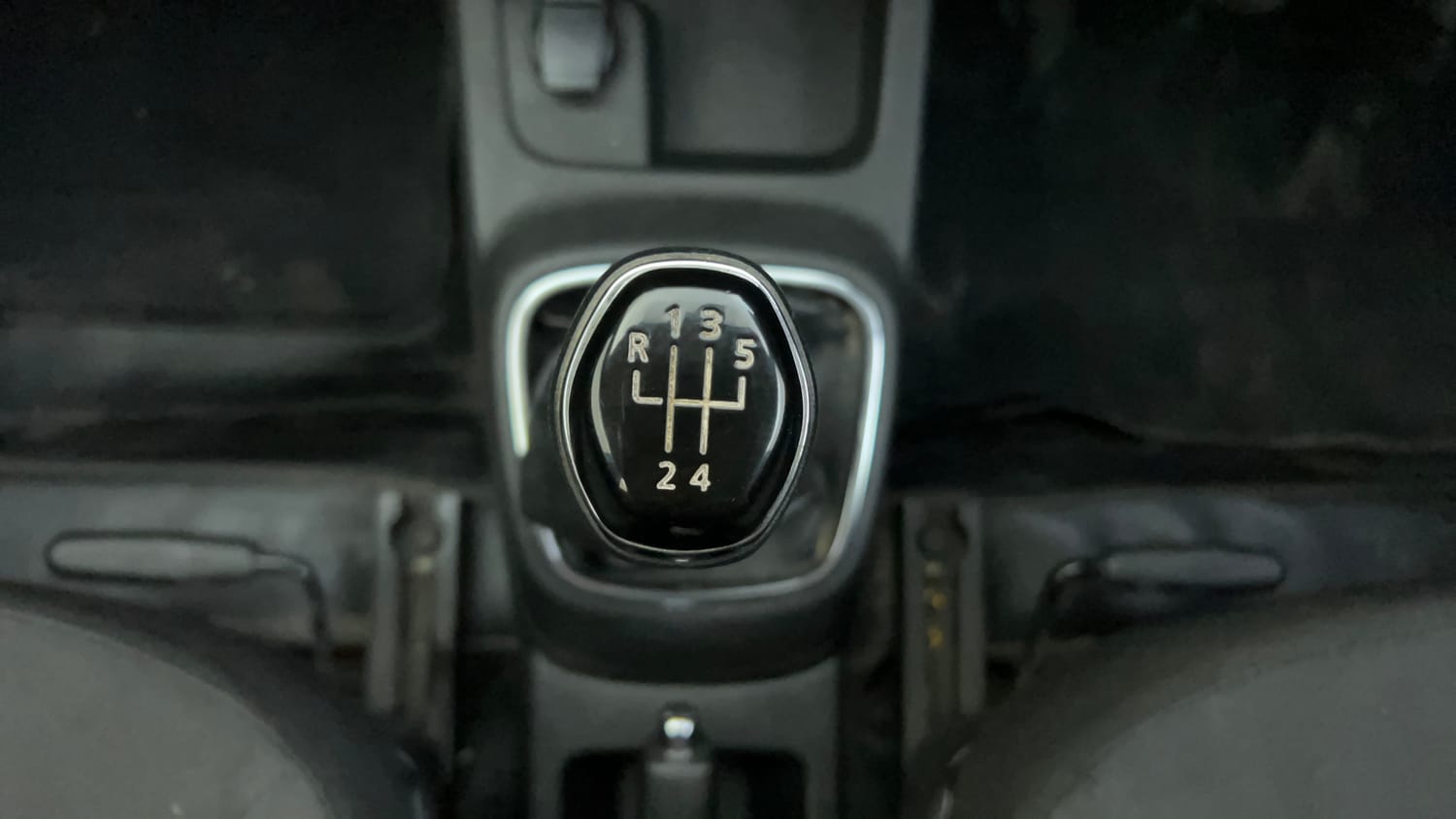 Used 2018 Renault Kwid RXT (O) 1.0 SCE Edition Petrol Manual interior GEAR  KNOB VIEW