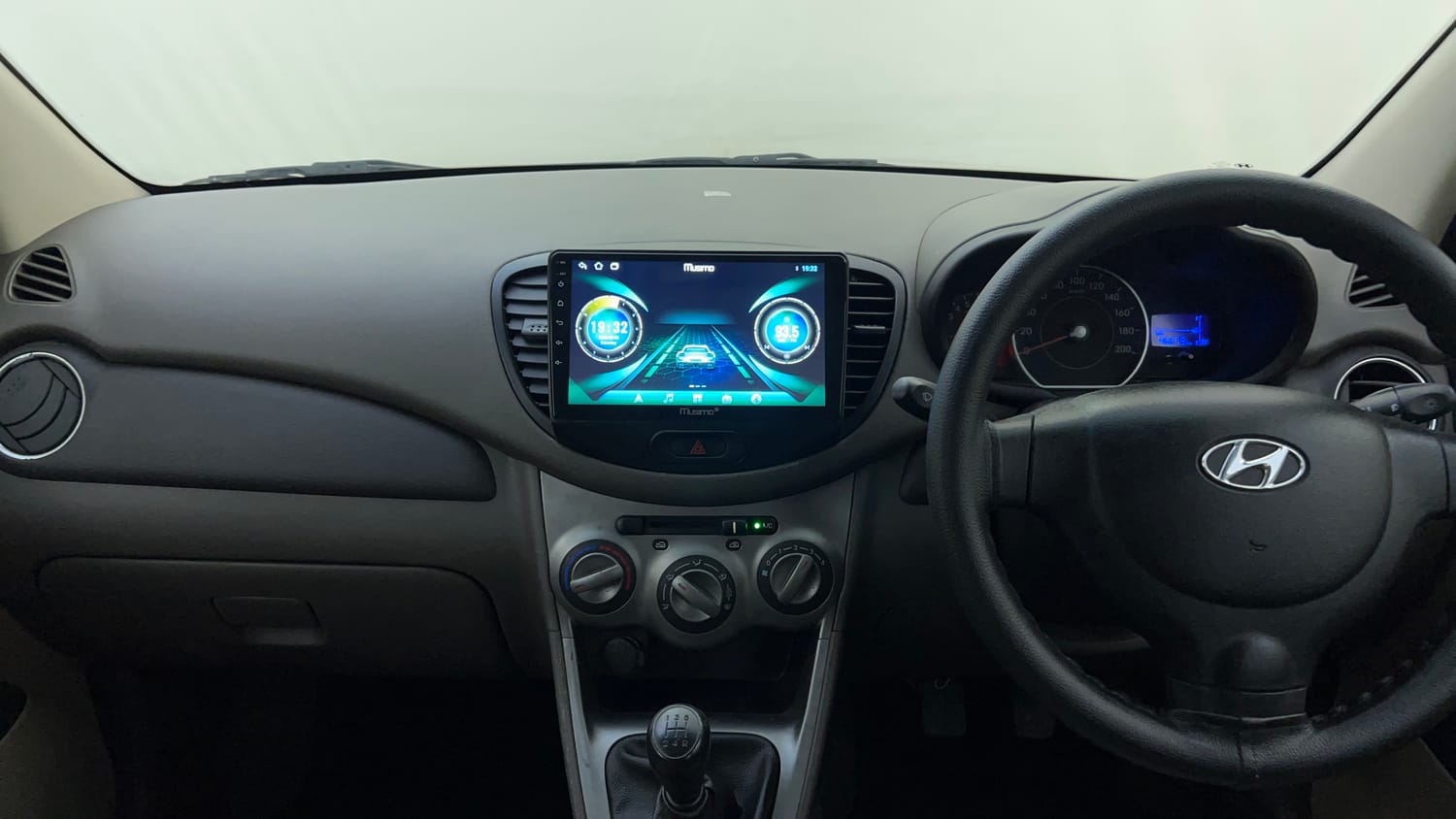 Used 2011 Hyundai i10 Magna 1.2 Kappa2 Petrol Manual interior MUSIC SYSTEM & AC CONTROL VIEW