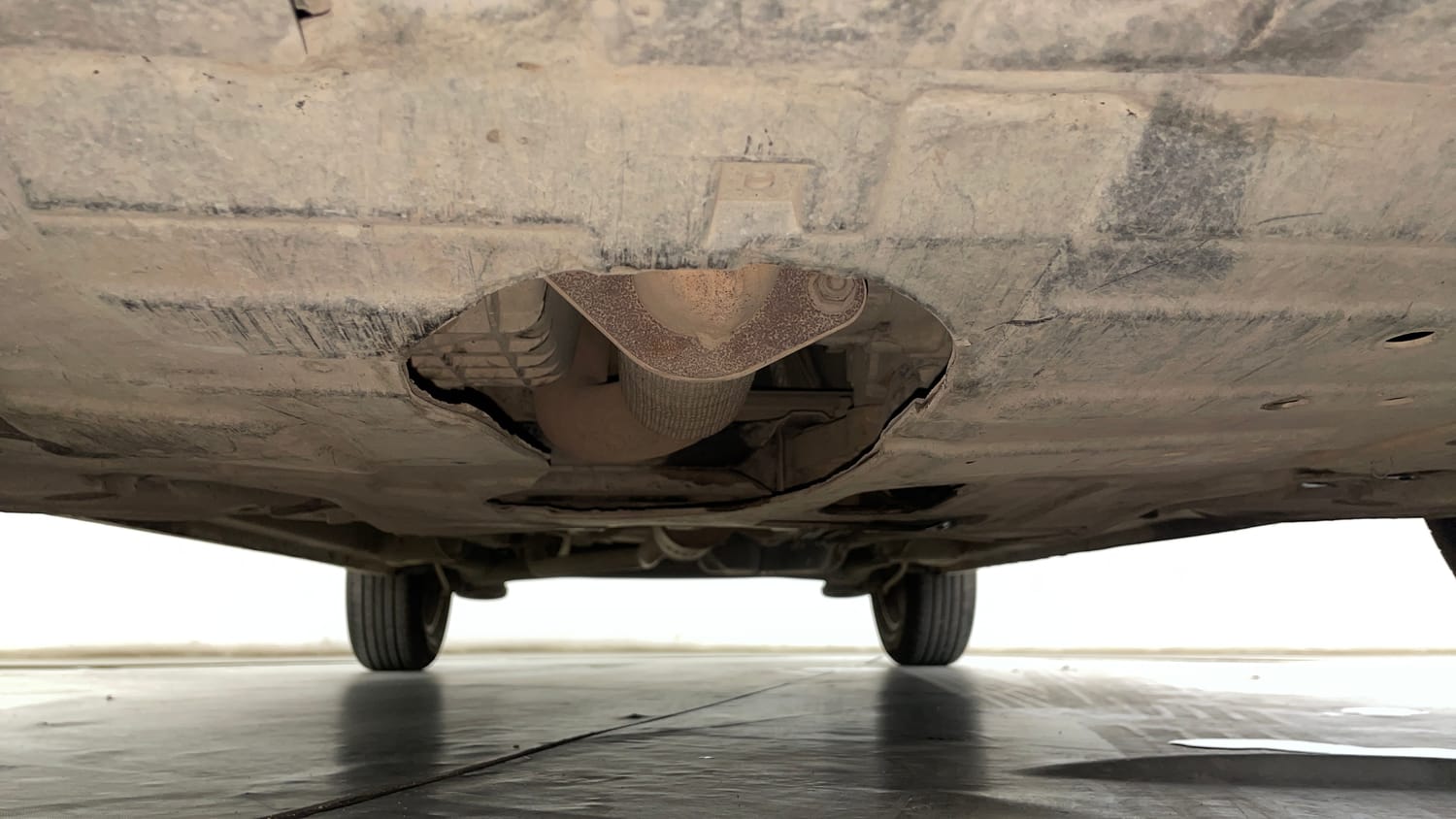 Used 2022 Mahindra XUV 300 W8 (O) 1.5 Diesel AMT Diesel Automatic extra FRONT LEFT UNDERBODY VIEW