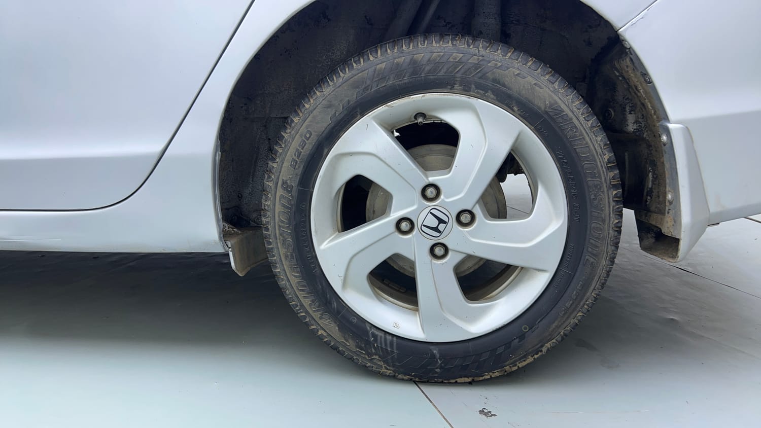 Used 2016 Honda City VX CVT Petrol Automatic tyres LEFT REAR TYRE RIM VIEW