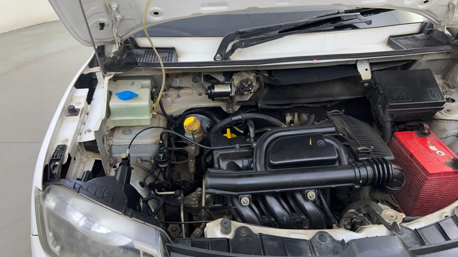 Used 2018 renault Kwid 1.0 RXL Anniversary Edition Petrol Manual engine ENGINE RIGHT SIDE HINGE & APRON VIEW