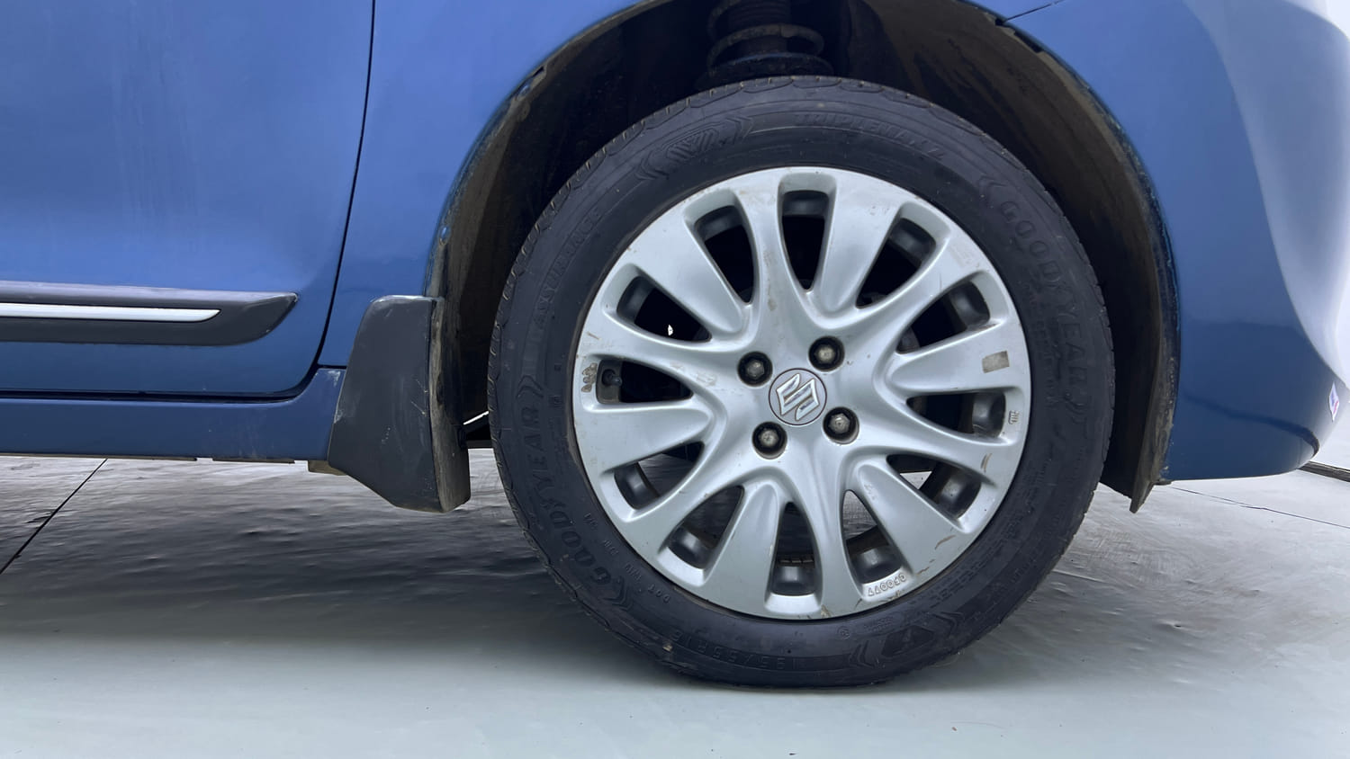 Used 2017 Maruti Suzuki Baleno Alpha 1.2 Petrol Manual tyres RIGHT FRONT TYRE RIM VIEW