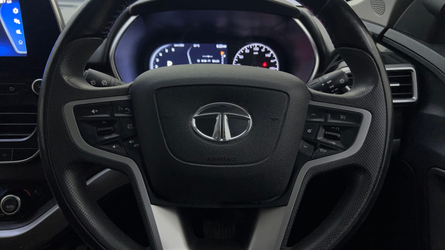 Used 2021 Tata Harrier XZA Plus Dual Tone Diesel Automatic top_features Airbags