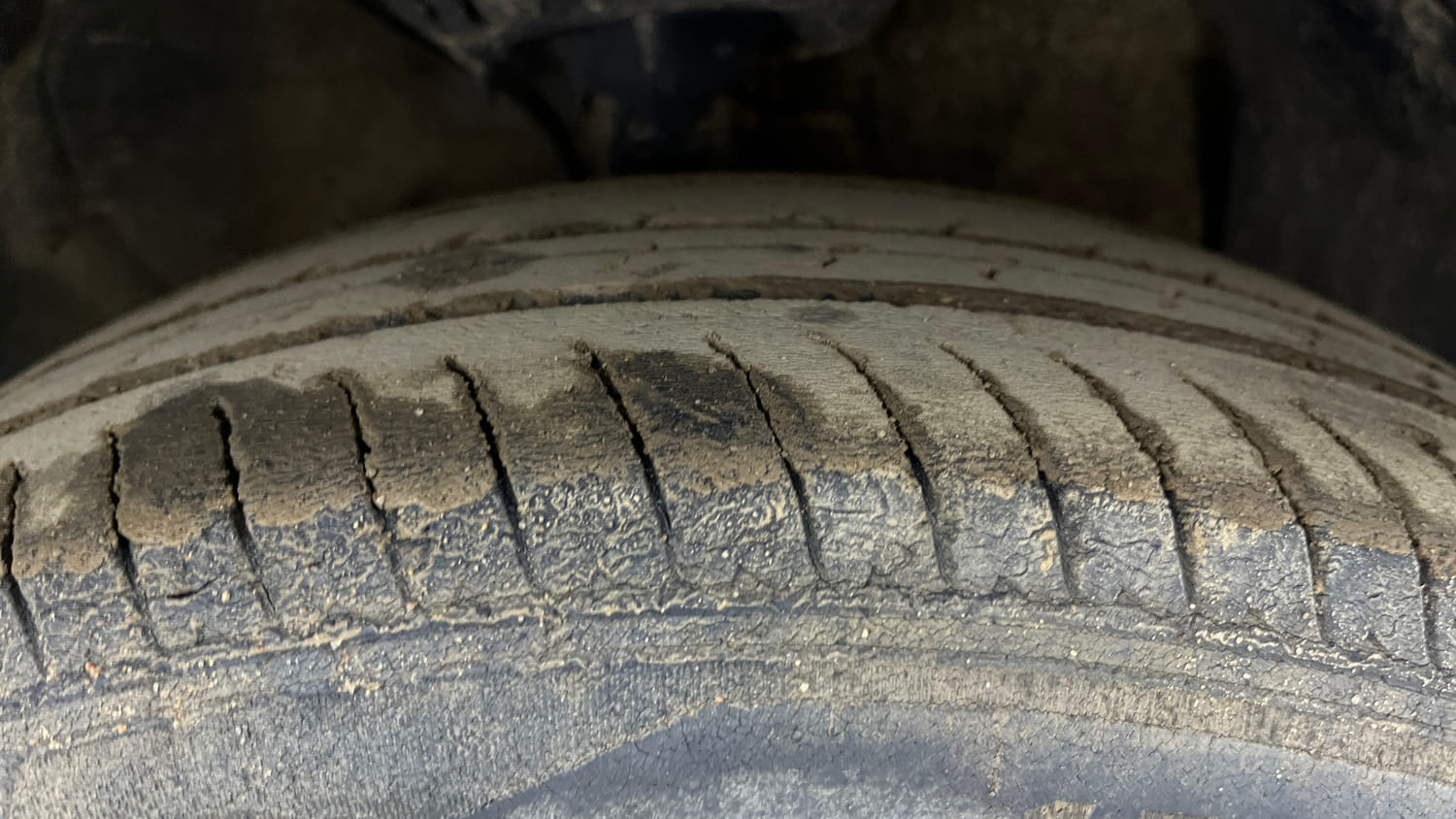 Used 2023 Hyundai Exter SX (O) Connect 1.2 AMT Dual Tone Petrol Automatic tyres RIGHT FRONT TYRE TREAD VIEW