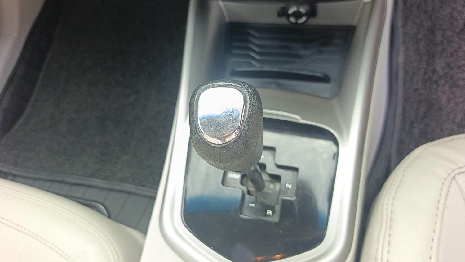 Used 2022 Mahindra XUV 300 W8 (O) 1.5 Diesel AMT Diesel Automatic interior GEAR  KNOB VIEW