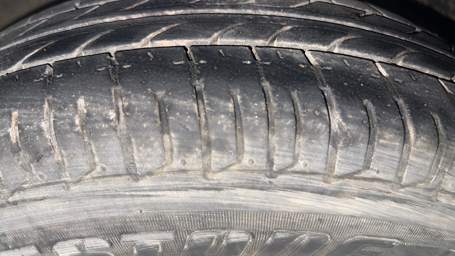 Used 2015 Hyundai i10 Magna 1.1 iRDE2 Petrol Manual tyres LEFT FRONT TYRE TREAD VIEW