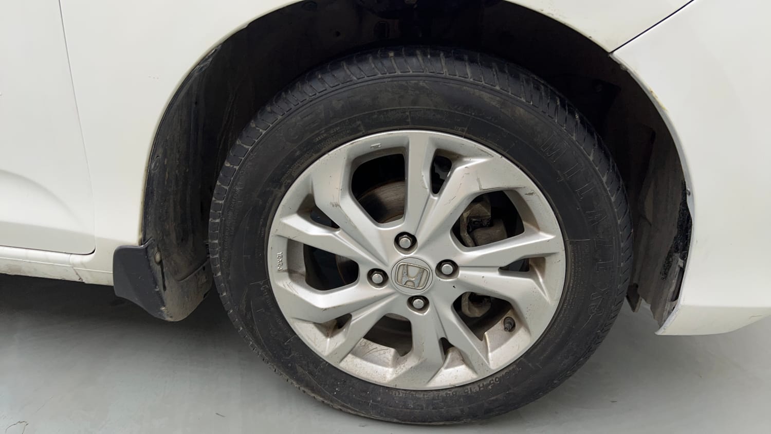Used 2020 Honda Amaze 1.2 S CVT Petrol Petrol Automatic tyres RIGHT FRONT TYRE RIM VIEW