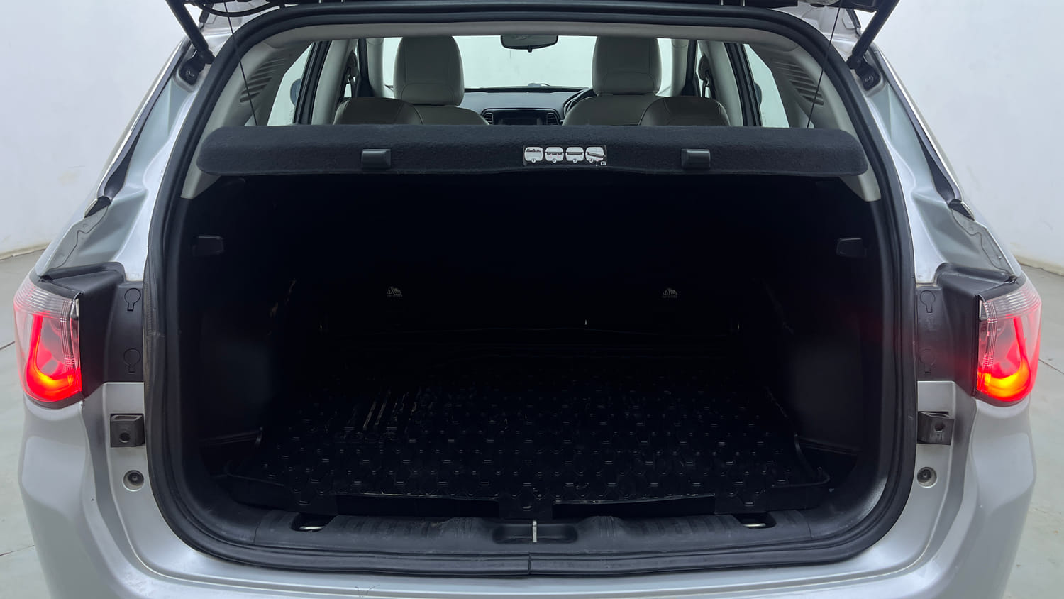 Used 2018 Jeep Compass Limited (O) 2.0 Diesel Diesel Manual interior DICKY INSIDE VIEW