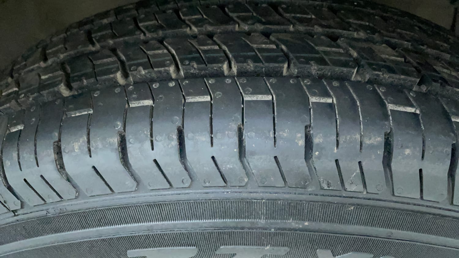 Used 2013 Maruti Suzuki Swift Dzire VXI Petrol Manual tyres RIGHT FRONT TYRE TREAD VIEW