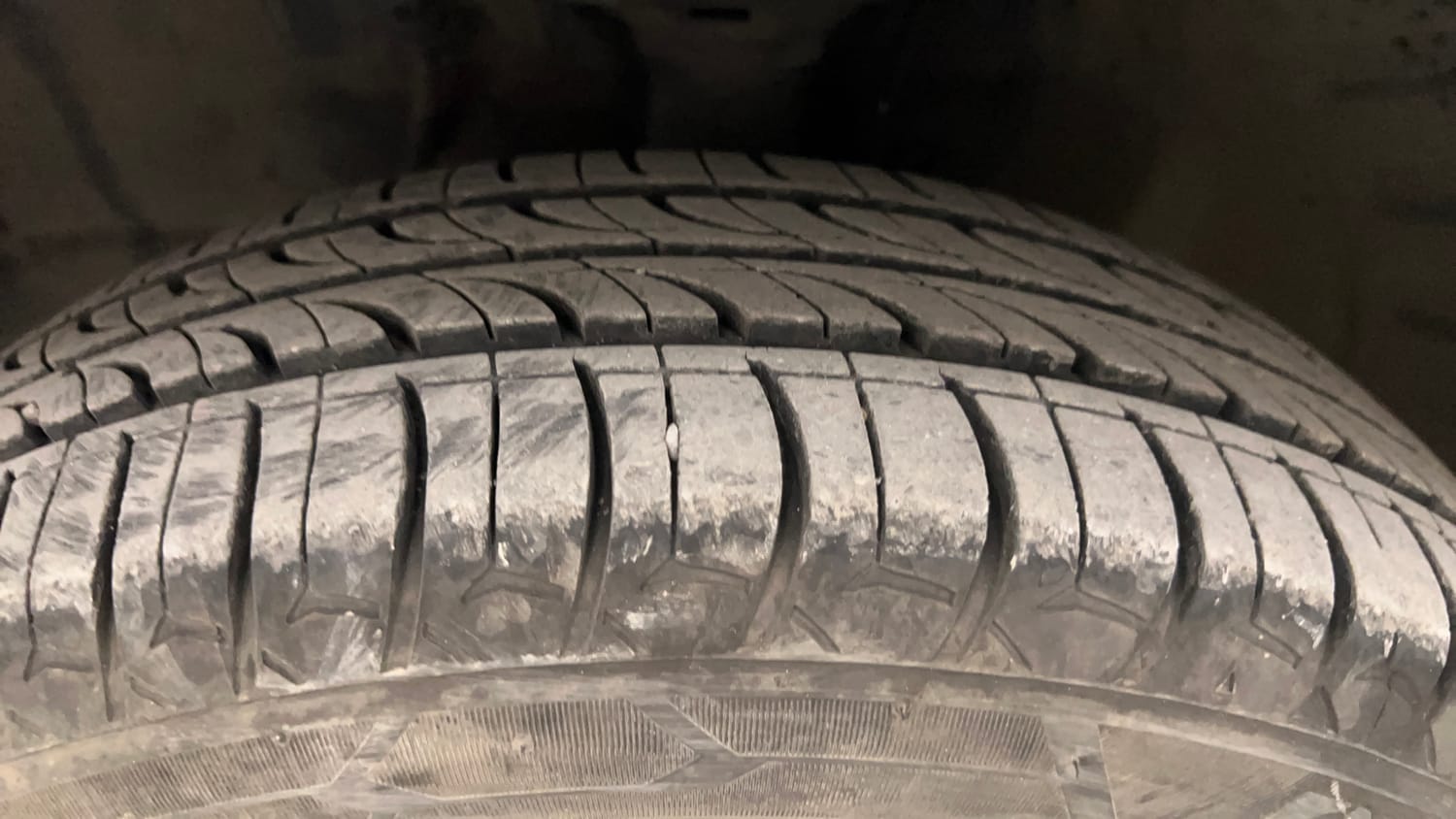 Used 2016 Maruti Suzuki Wagon R 1.0 VXI AMT Petrol Automatic tyres LEFT FRONT TYRE TREAD VIEW