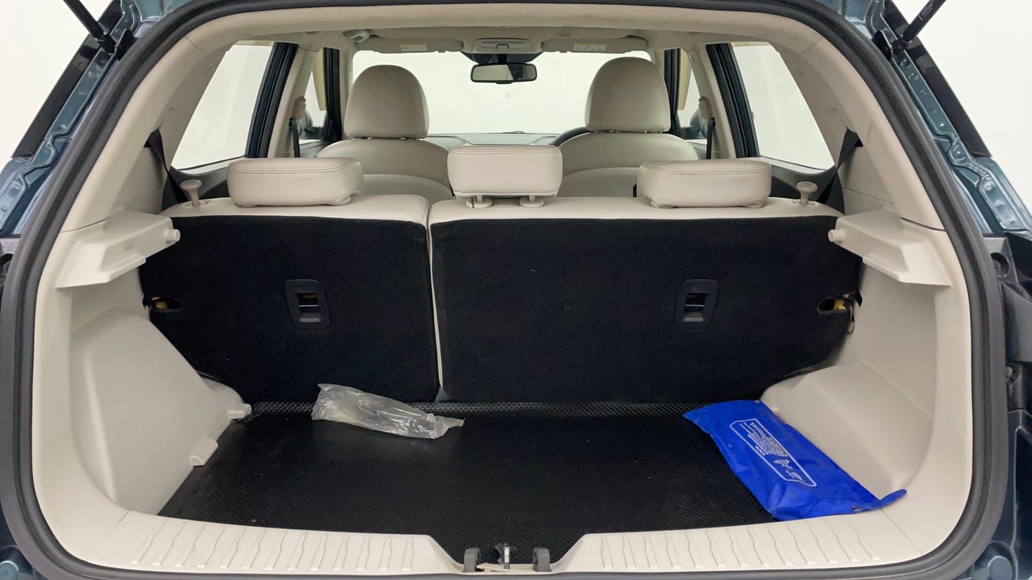 Used 2022 Mahindra XUV 300 W8 (O) 1.5 Diesel AMT Diesel Automatic interior DICKY INSIDE VIEW
