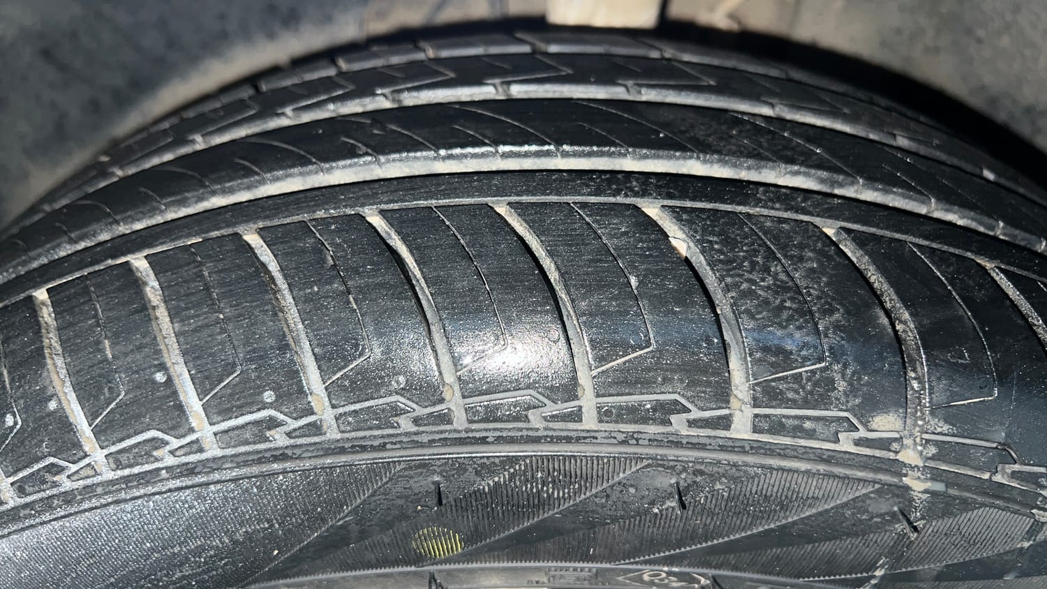 Used 2023 Tata Altroz XT 1.2 Cng(o/s fitted) Cng Manual tyres LEFT FRONT TYRE TREAD VIEW