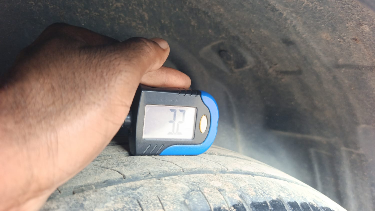 Used 2022 Mahindra XUV 300 W8 (O) 1.5 Diesel AMT Diesel Automatic tyres RIGHT REAR TYRE TREAD VIEW