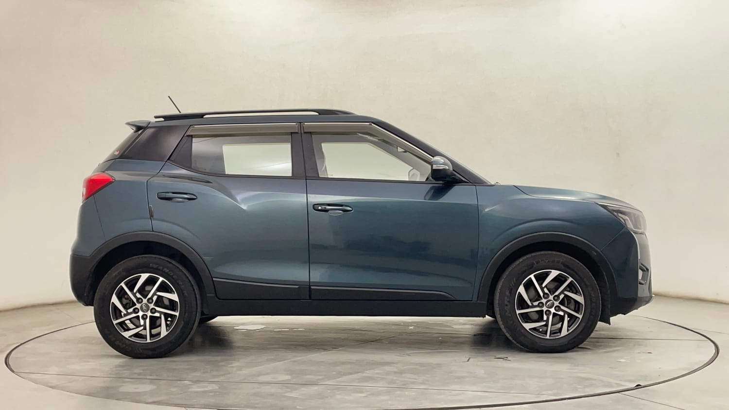 Used 2022 Mahindra XUV 300 W8 (O) 1.5 Diesel AMT Diesel Automatic exterior RIGHT SIDE VIEW