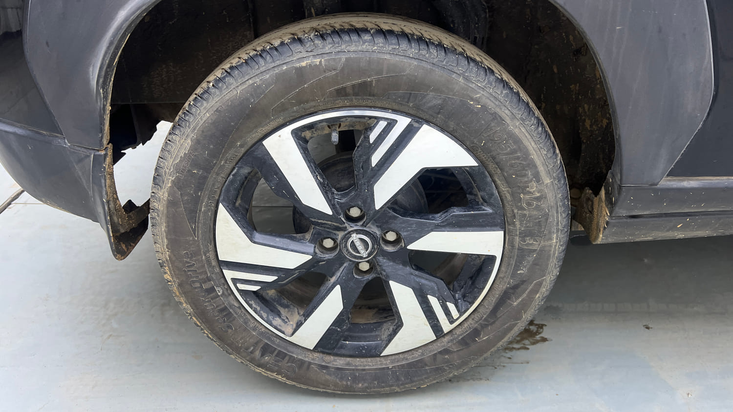 Used 2025 Nissan Magnite Tekna Plus HRAO 1.0 Turbo Petrol MT Petrol Manual tyres RIGHT REAR TYRE RIM VIEW