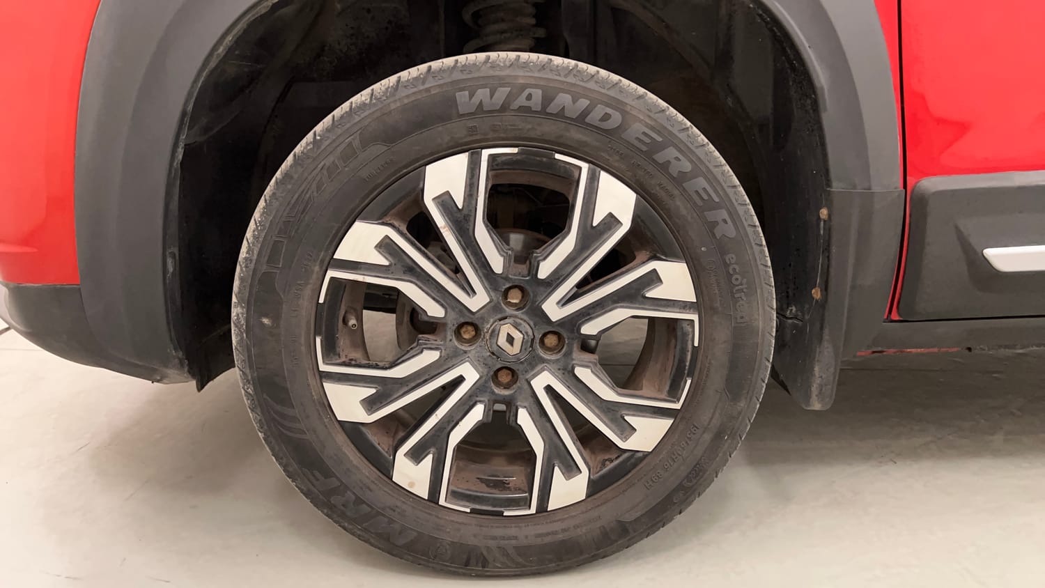 Used 2022 Renault Kiger RXT (O) MT Dual Tone Petrol Manual tyres LEFT FRONT TYRE RIM VIEW