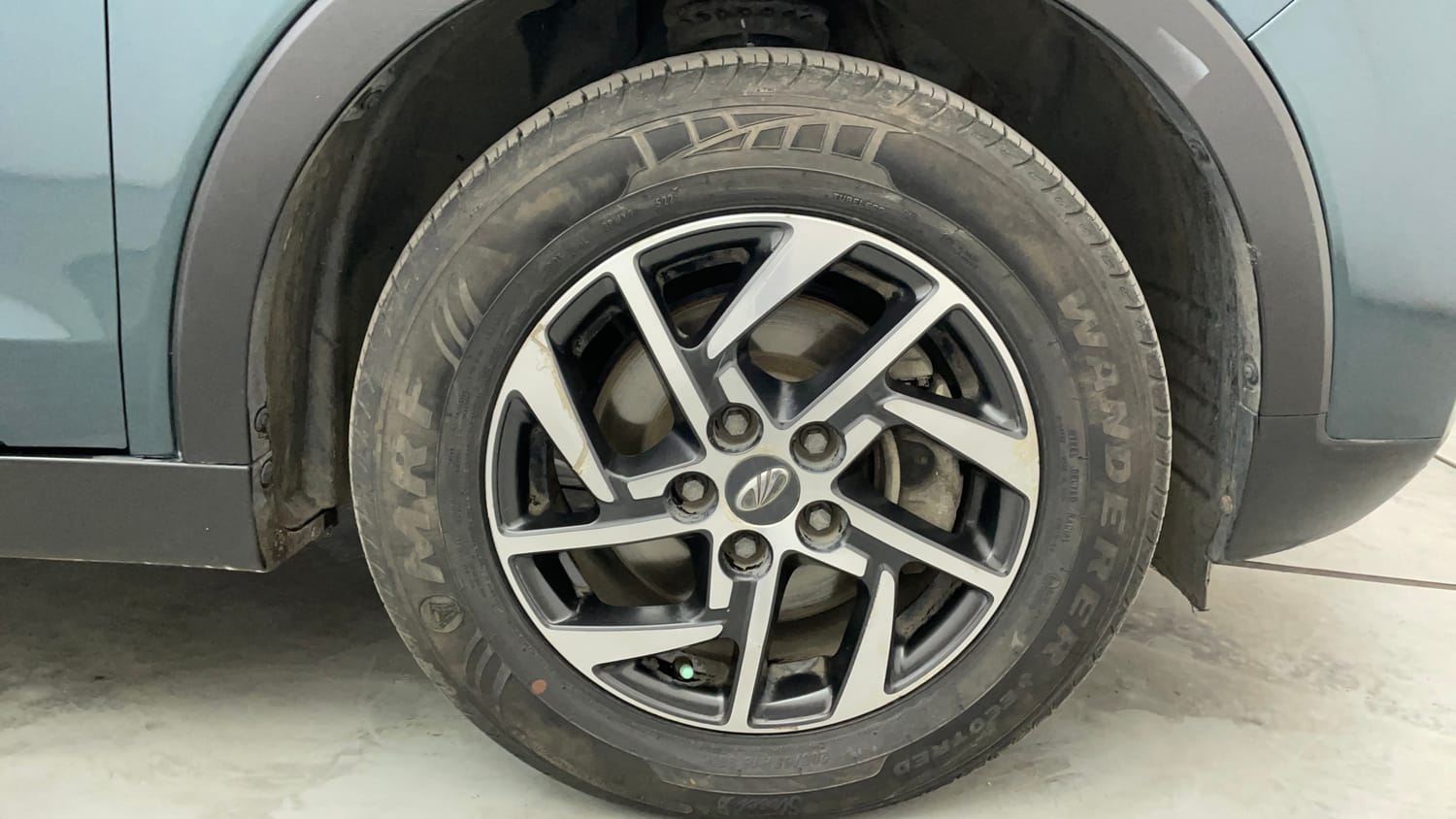 Used 2022 Mahindra XUV 300 W8 (O) 1.5 Diesel AMT Diesel Automatic tyres RIGHT FRONT TYRE RIM VIEW
