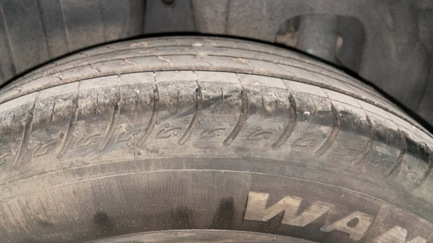 Used 2022 Mahindra XUV 300 W8 (O) 1.5 Diesel AMT Diesel Automatic tyres RIGHT REAR TYRE TREAD VIEW
