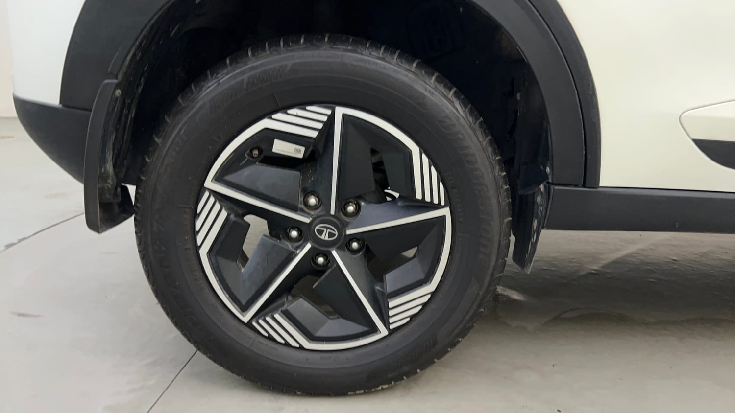 Used 2024 Tata Nexon Fearless 1.2 Revotron Petrol 6MT DT Petrol Manual tyres RIGHT REAR TYRE RIM VIEW