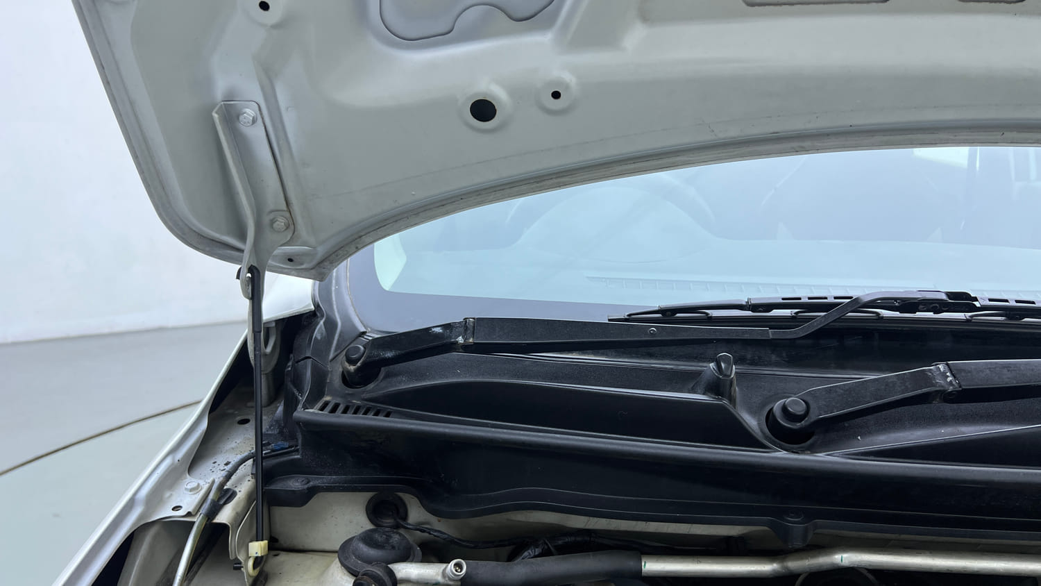 Used 2014 Maruti Suzuki Celerio VXi Petrol Manual engine ENGINE RIGHT SIDE HINGE & APRON VIEW