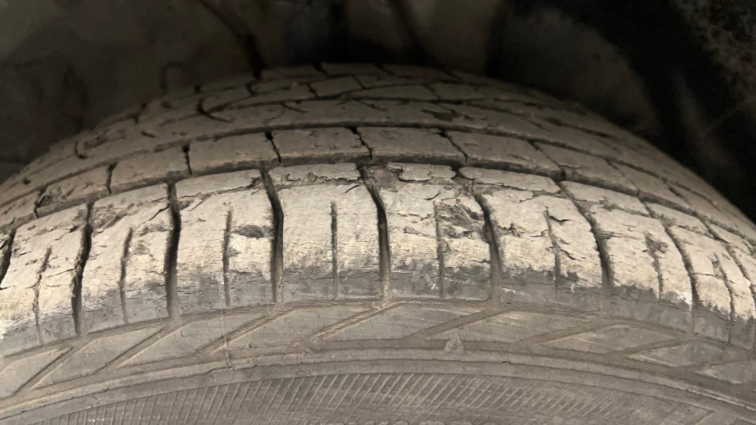Used 2023 Hyundai Venue SX (O) 1.0 Turbo DCT Petrol Automatic tyres RIGHT FRONT TYRE TREAD VIEW