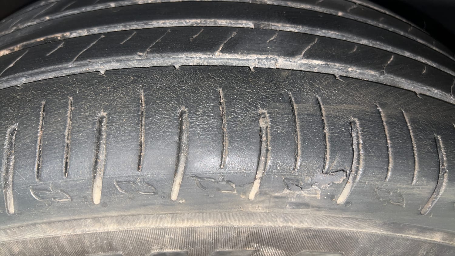 Used 2024 Mahindra XUV700 AX 5 Petrol AT 5 STR Petrol Automatic tyres RIGHT FRONT TYRE TREAD VIEW