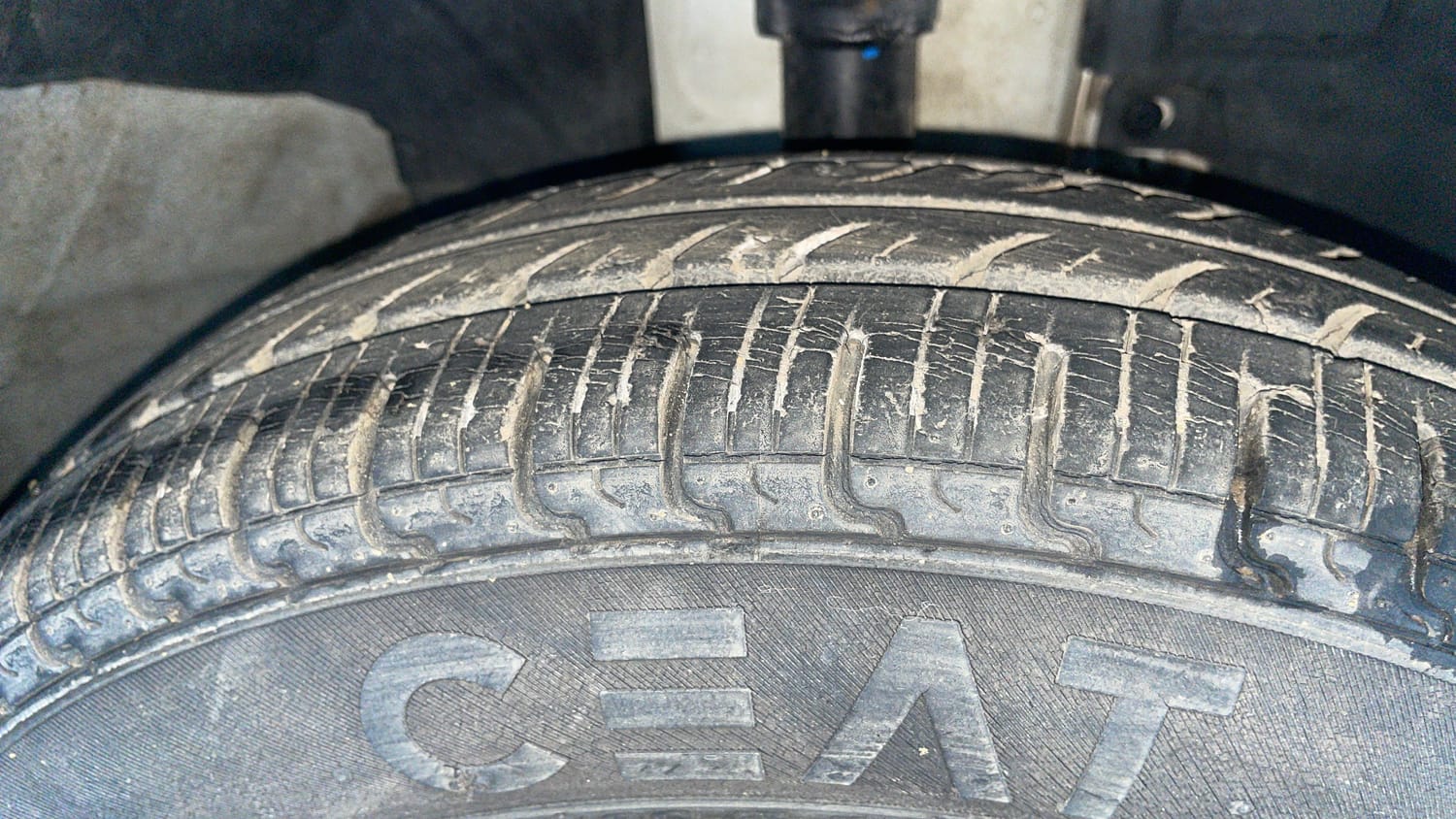 Used 2018 Renault Kwid 1.0 RXT AMT Opt Petrol Automatic tyres RIGHT FRONT TYRE TREAD VIEW