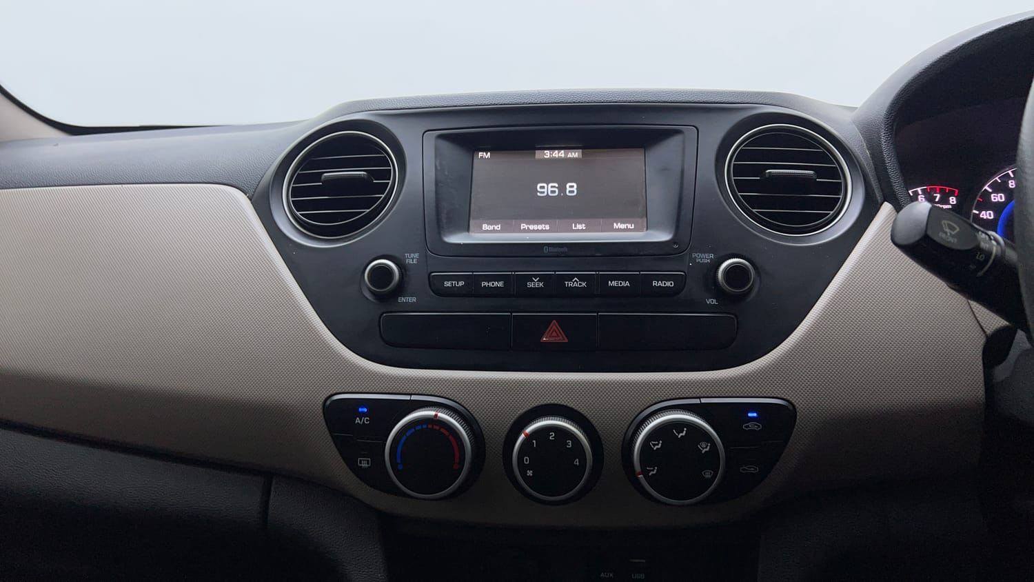 Used 2017 Hyundai Grand i10 Sportz 1.2 Kappa VTVT Petrol Manual top_features Touch screen infotainment system