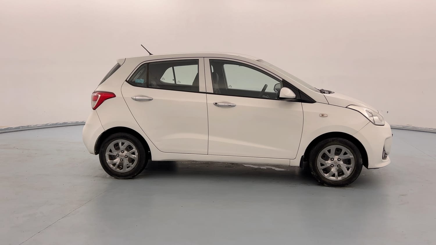 Used 2017 Hyundai Grand i10 Magna U2 1.2 CRDi Diesel Manual exterior RIGHT SIDE VIEW