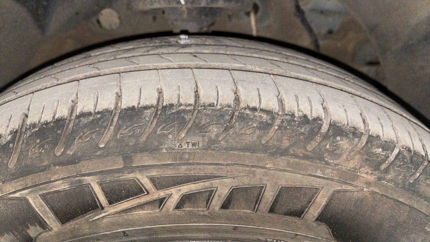 Used 2022 Mahindra XUV 300 W8 (O) 1.5 Diesel AMT Diesel Automatic tyres RIGHT FRONT TYRE TREAD VIEW