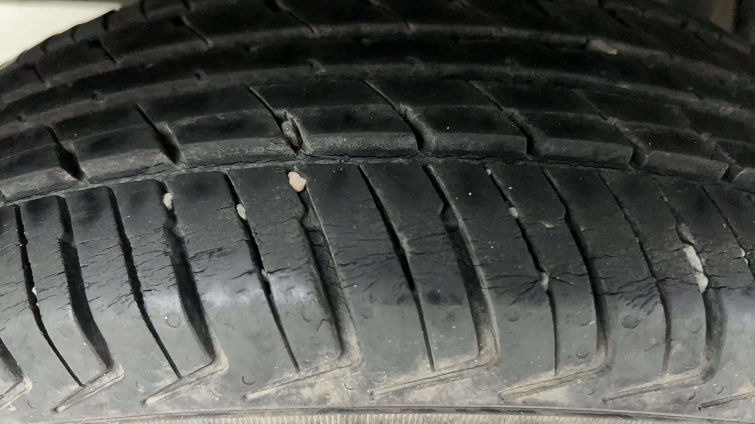 Used 2018 Renault Kwid RXT (O) 1.0 SCE Edition Petrol Manual tyres RIGHT REAR TYRE TREAD VIEW
