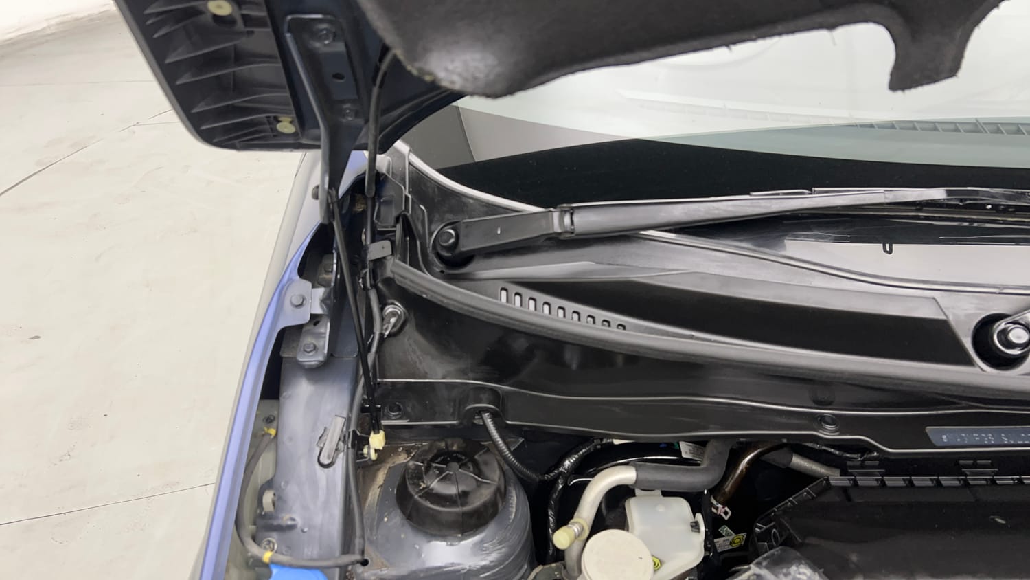 Used 2019 Maruti Suzuki Ignis Delta 1.2 MT Petrol Manual engine ENGINE RIGHT SIDE HINGE & APRON VIEW