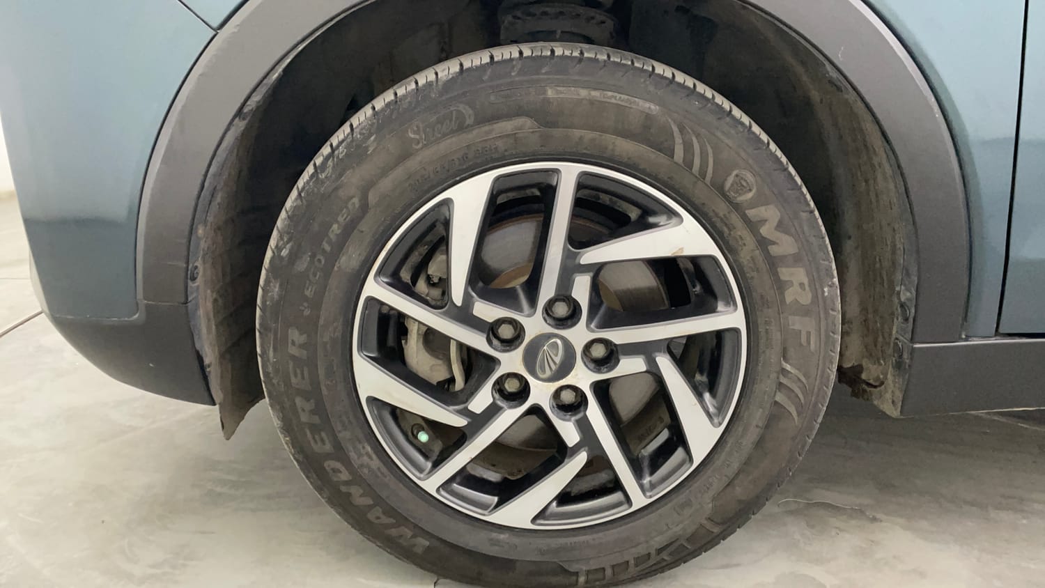 Used 2022 Mahindra XUV 300 W8 (O) 1.5 Diesel AMT Diesel Automatic tyres LEFT FRONT TYRE RIM VIEW