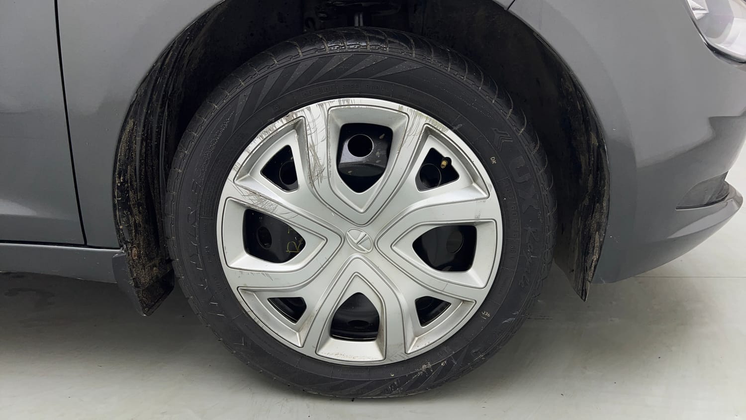 Used 2023 Tata Altroz XT 1.2 Cng(o/s fitted) Cng Manual tyres RIGHT FRONT TYRE RIM VIEW