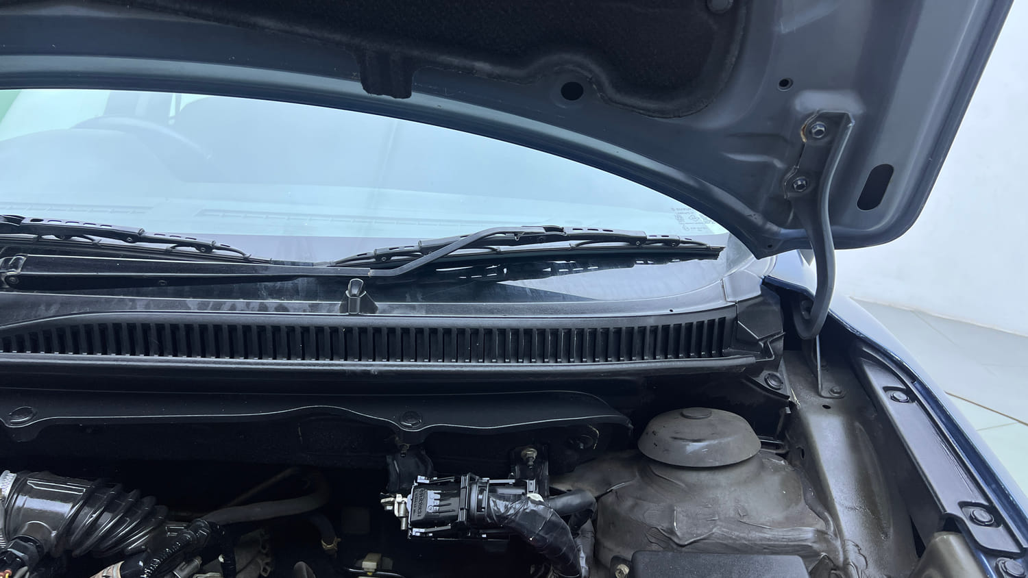 Used 2017 Maruti Suzuki Baleno Alpha 1.2 Petrol Manual engine ENGINE LEFT SIDE HINGE & APRON VIEW