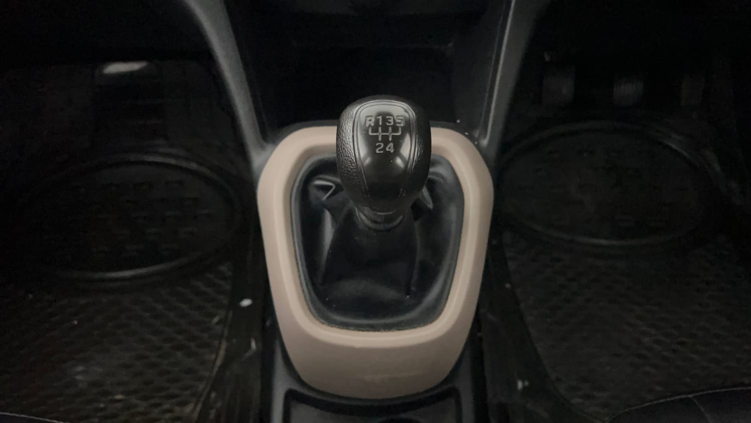 Used 2017 Hyundai Grand i10 Magna U2 1.2 CRDi Diesel Manual interior GEAR  KNOB VIEW