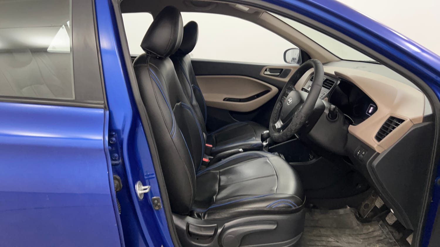Used 2015 Hyundai Elite i20 Asta 1.2 Petrol Manual interior RIGHT SIDE FRONT DOOR CABIN VIEW