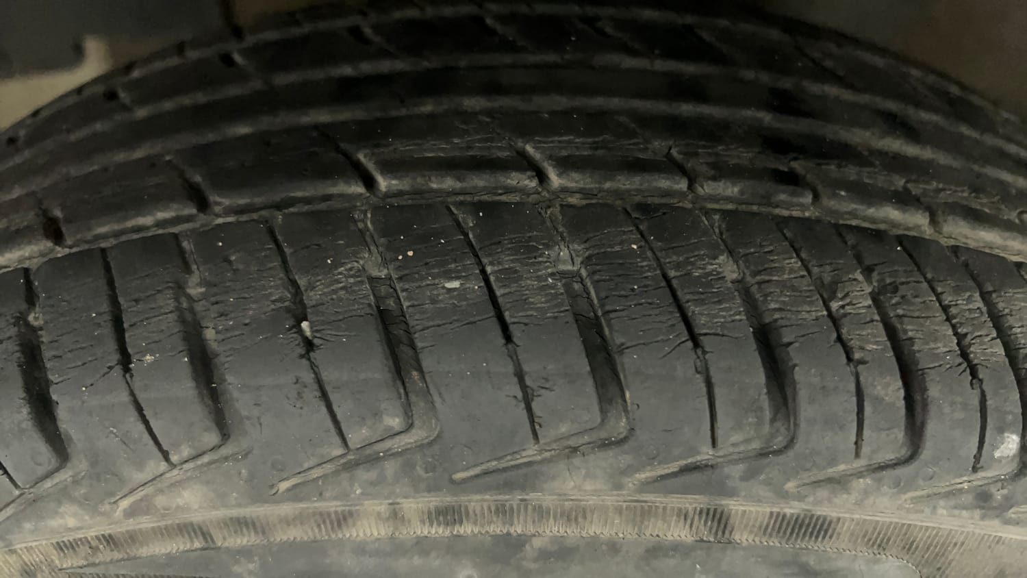 Used 2018 Renault Kwid RXT (O) 1.0 SCE Edition Petrol Manual tyres LEFT FRONT TYRE TREAD VIEW