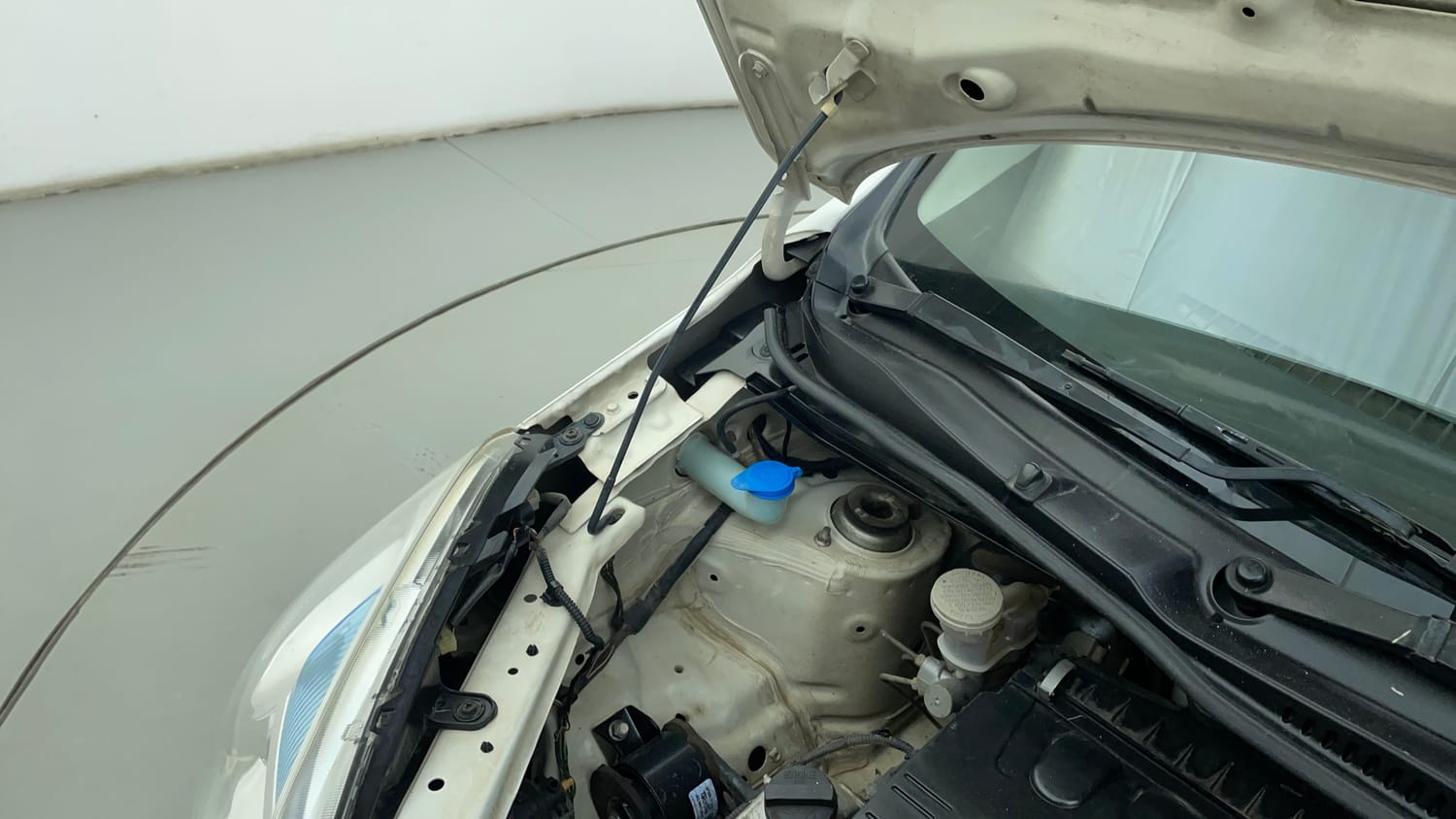 Used 2018 Maruti Suzuki Wagon R 1.0 VXI AMT Petrol Automatic engine ENGINE RIGHT SIDE HINGE & APRON VIEW