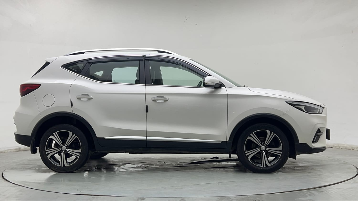 Used 2023 MG Motors Astor Super EX 1.5 MT Petrol Manual exterior RIGHT SIDE VIEW