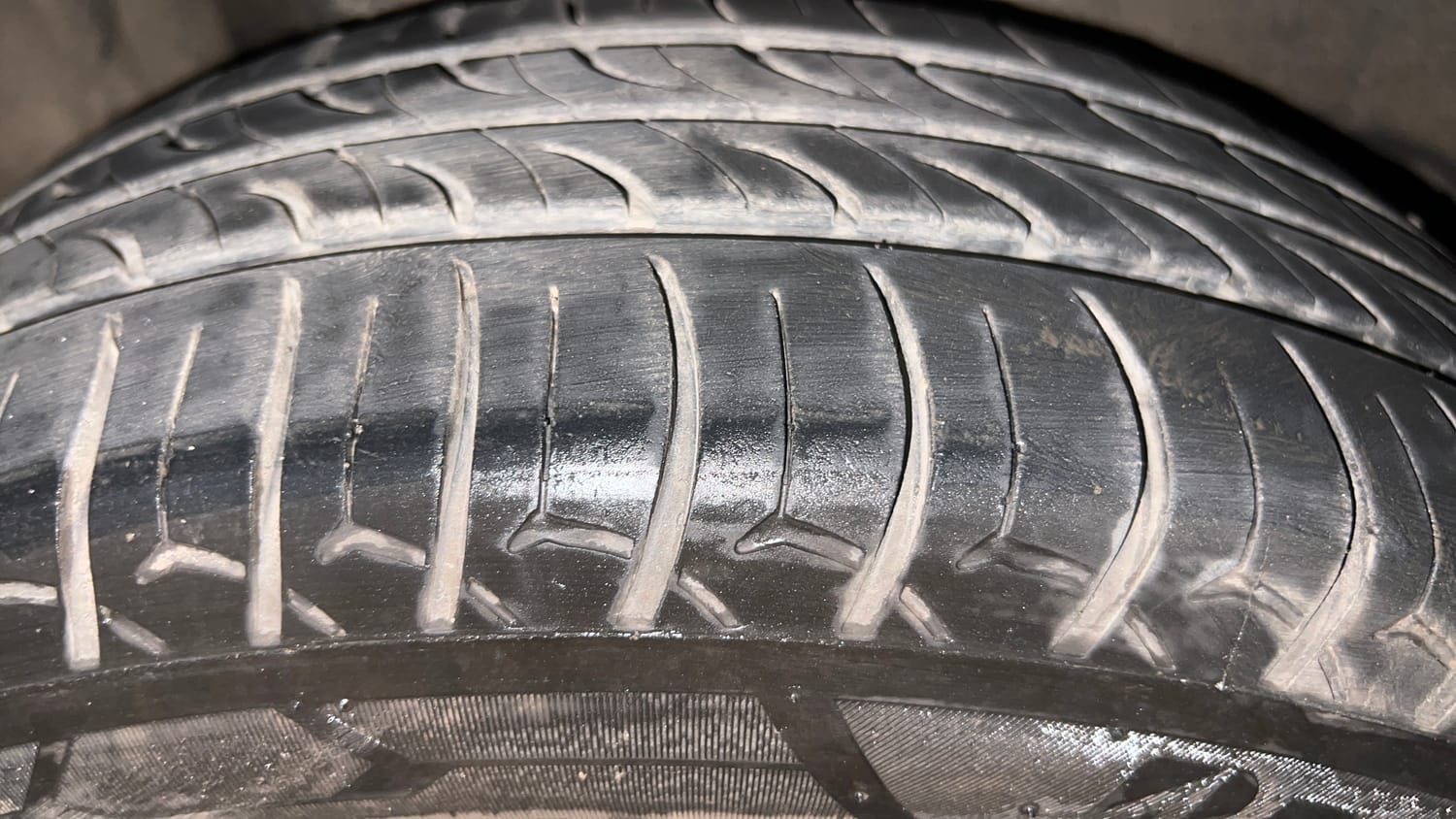 Used 2021 Maruti Suzuki Swift ZXi Plus AMT Petrol Automatic tyres RIGHT REAR TYRE TREAD VIEW