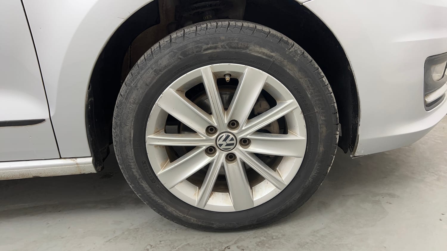Used 2016 Volkswagen Vento Highline 1.2 (P) AT Petrol Automatic tyres RIGHT FRONT TYRE RIM VIEW