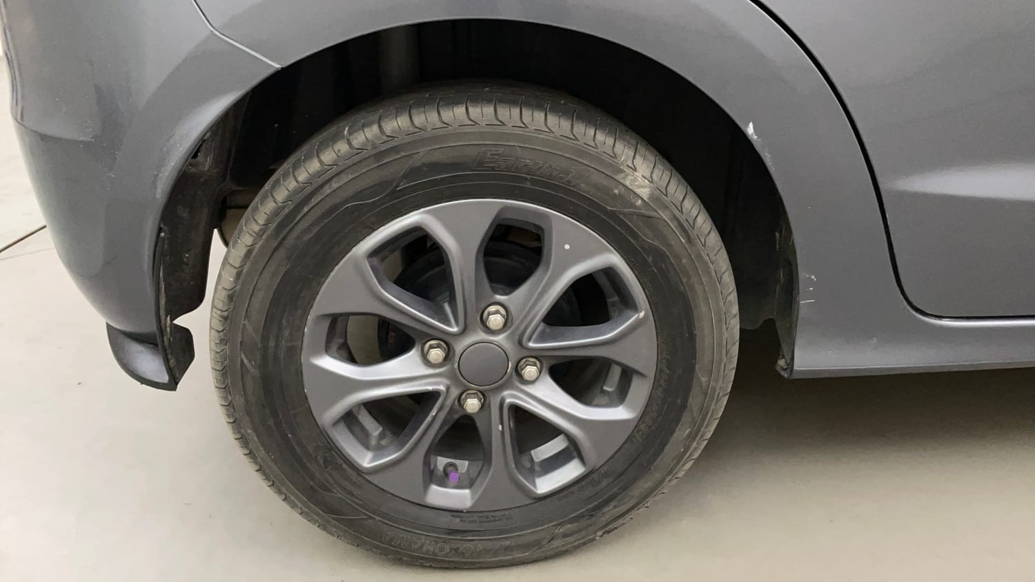 Used 2015 Ford Figo Trend 1.2 Ti-VCT Petrol Manual tyres RIGHT REAR TYRE RIM VIEW