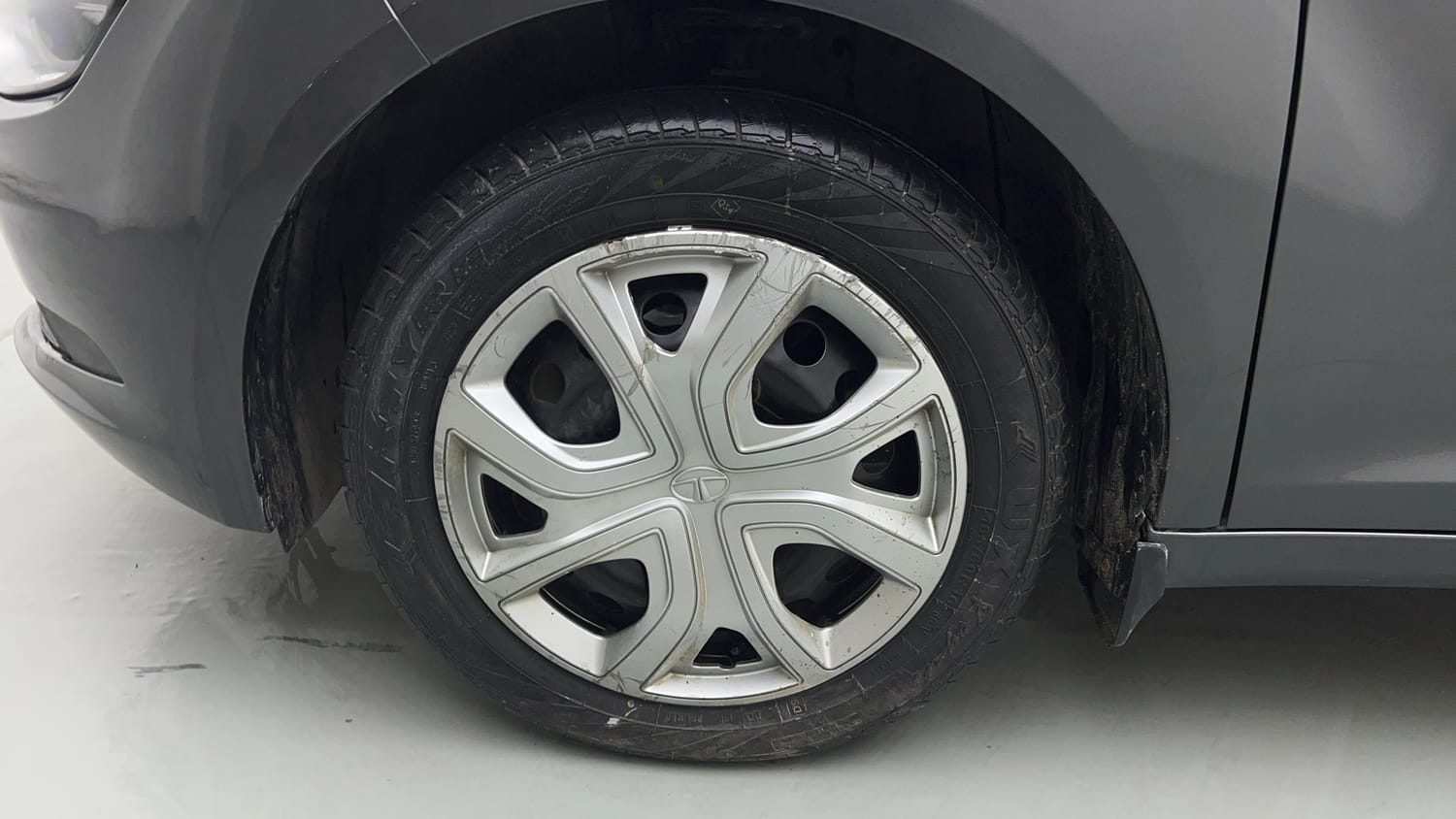 Used 2023 Tata Altroz XT 1.2 Cng(o/s fitted) Cng Manual tyres LEFT FRONT TYRE RIM VIEW