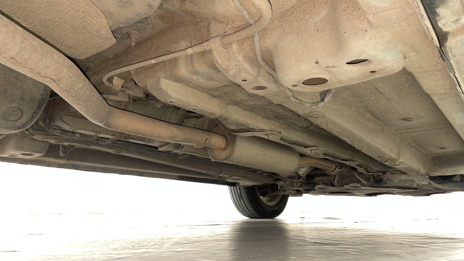 Used 2022 Mahindra XUV 300 W8 (O) 1.5 Diesel AMT Diesel Automatic extra REAR RIGHT UNDERBODY VIEW