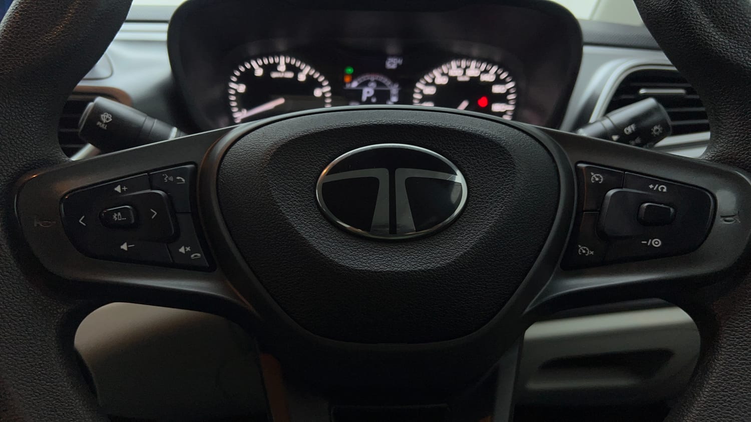 Used 2024 Tata Altroz XTA Petrol Petrol Automatic top_features Airbags