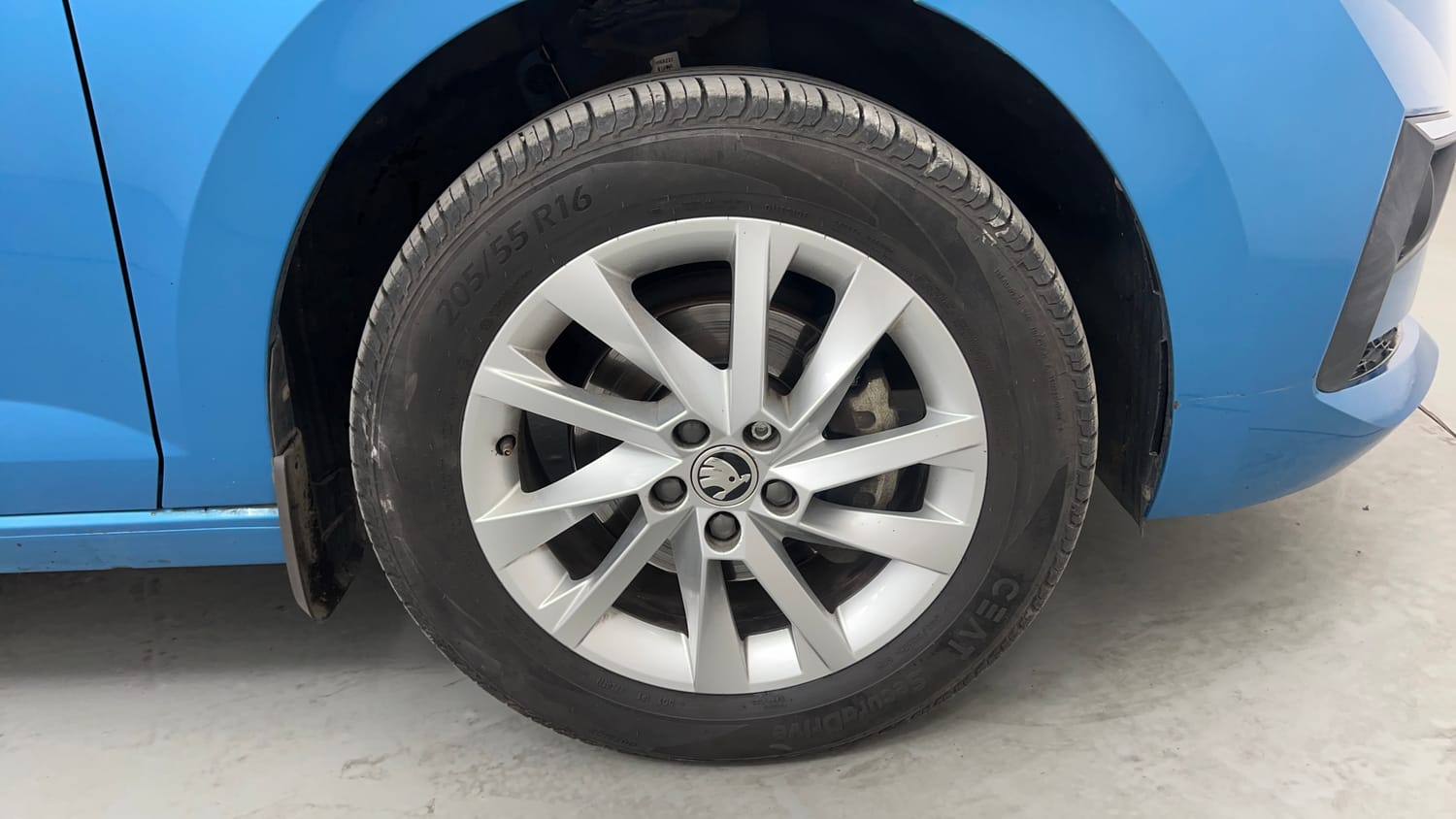 Used 2024 Skoda Slavia Ambition 1.0L TSI AT Petrol Automatic tyres RIGHT FRONT TYRE RIM VIEW