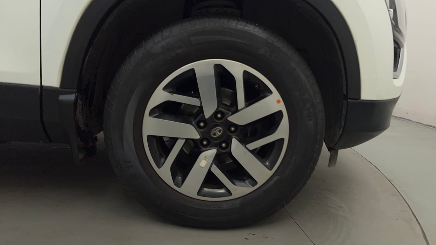 Used 2021 Tata Harrier XZA Plus Dual Tone Diesel Automatic tyres RIGHT FRONT TYRE RIM VIEW
