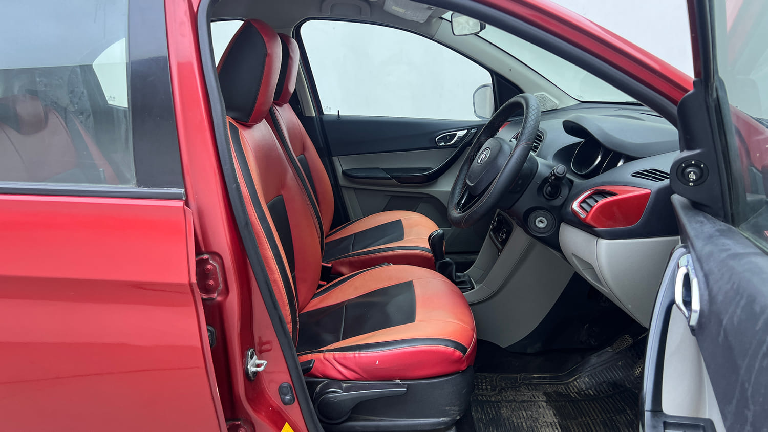 Used 2019 Tata Tiago XZ+ Petrol+cng(outside fitted) Cng Manual interior RIGHT SIDE FRONT DOOR CABIN VIEW