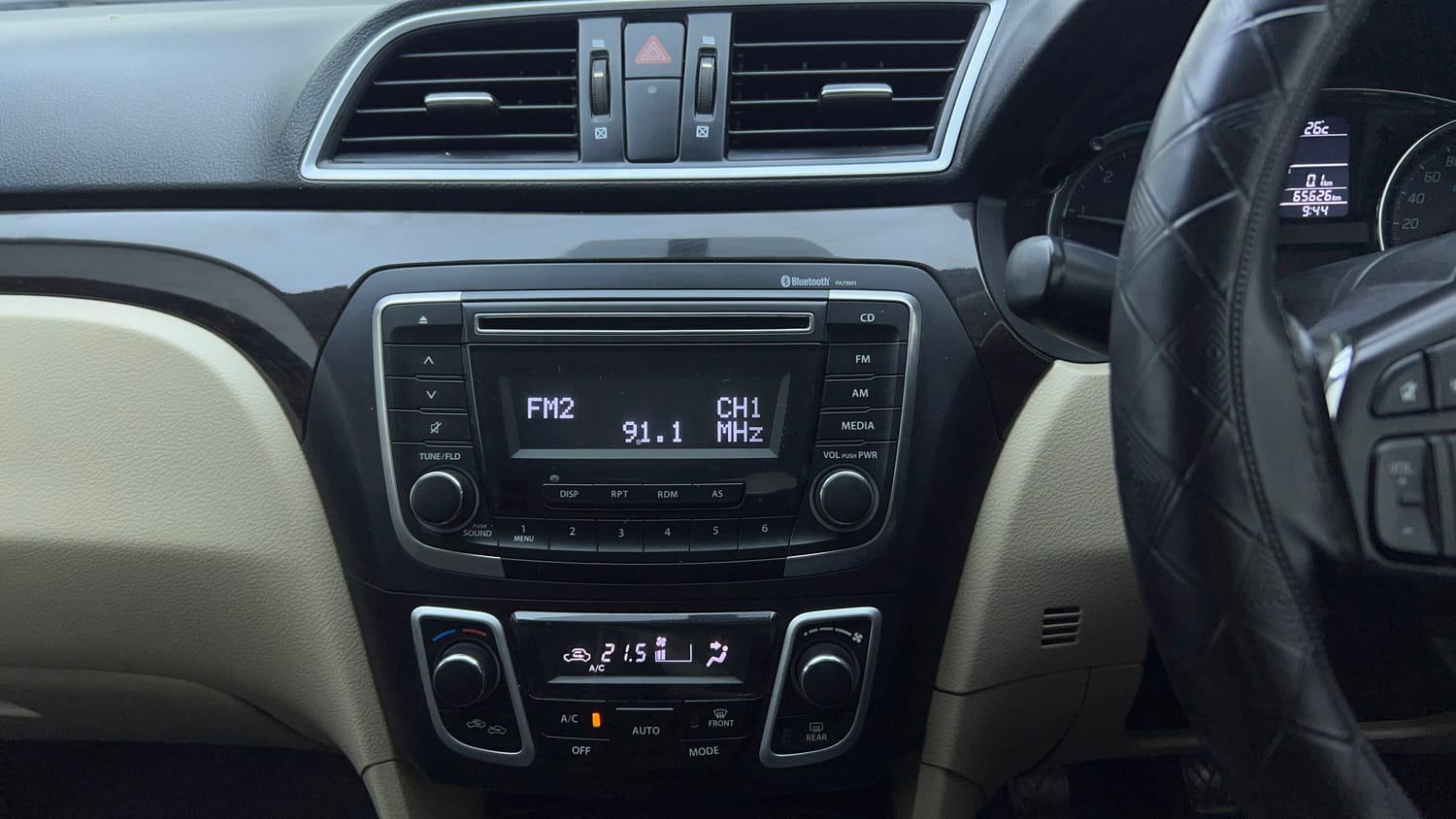 Used 2017 Maruti Suzuki Ciaz Zeta 1.3 Hybrid Diesel Manual top_features Integrated (in-dash) music system